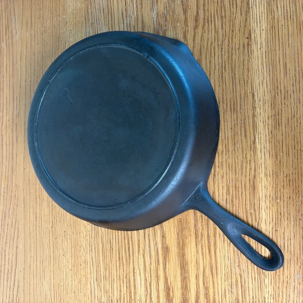 Vintage Unmarked Wagner No 7 Cast Iron Skillet with Heat Ring and C Mark Black